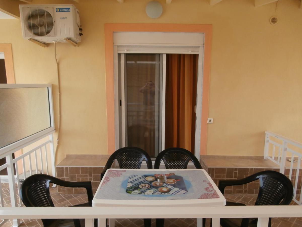 Villa Finikas Vrasná Esterno foto