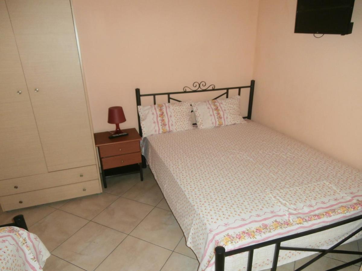 Villa Finikas Vrasná Esterno foto